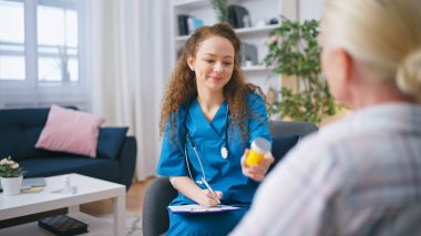 Bir kadın doktor, sağlıksız yaşlı bir kadına sosyal destek sunarak ücretsiz ilaç sağlar.