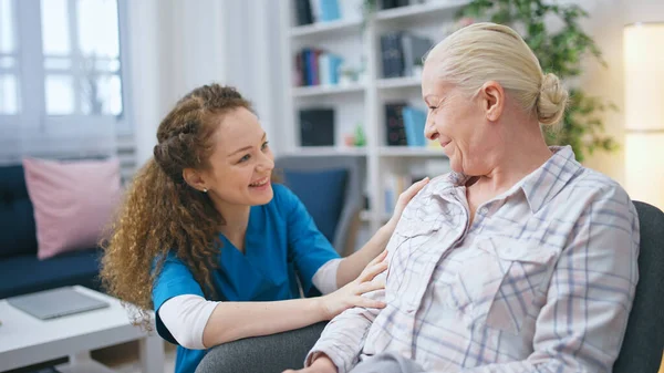 Smiling Female Social Worker Visits Senior Lady Her Home Provide — Stock Photo, Image