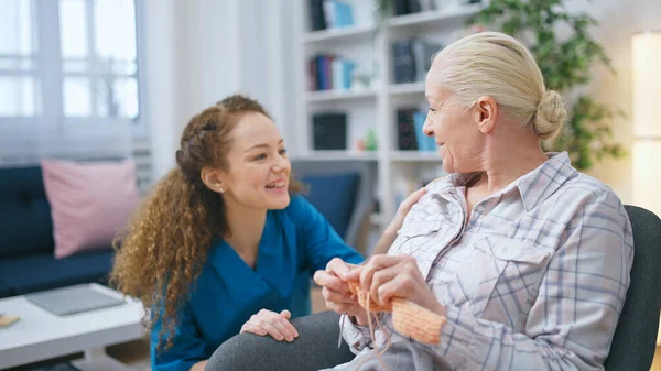 Young Nurse Visits Senior Lady Nursing Home Inquiring Her Well — Stock Photo, Image