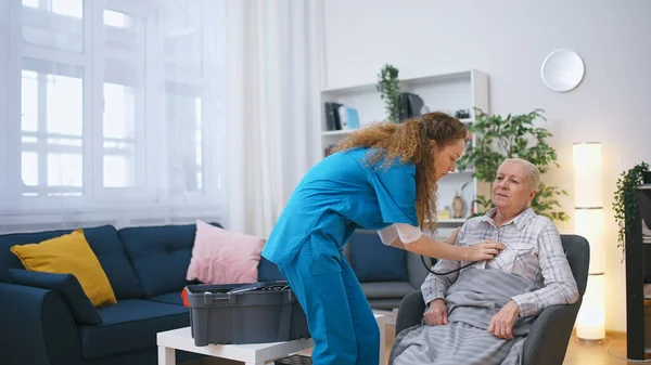 Acil servis doktoru kalp yetmezliği olan bir hastayı muayene eder.