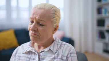 Yalnız, sağlıksız bir kadın ailesini özlüyor, huzurevinde vakit geçiriyor.