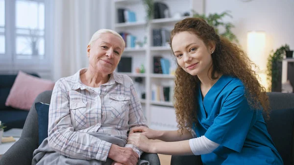 Pielęgniarka Trzymająca Ręce Starszą Kobietę Wsparcie Opieka Nad Osobami Starszymi — Zdjęcie stockowe