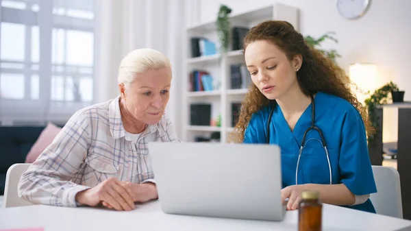 Friendly Nurse Showing Senior Woman How Book Appointment Doctor Online — Stock Photo, Image