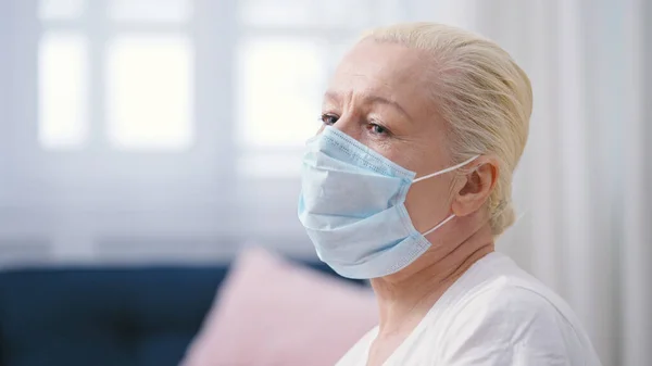 Empörte Reife Frau Mit Schützender Gesichtsmaske Sitzt Einsam Der Arztpraxis — Stockfoto
