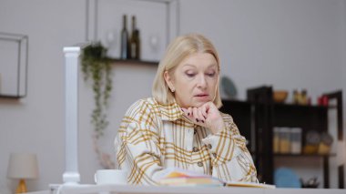 Son sınıf öğrencisi bir kadın, evindeki yorucu işten yoruldu. Bunalımlı bir çalışan.