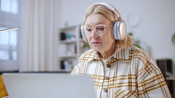 Mujer Años Tomando Clases Línea Auriculares Curso Video Estudiante Senior —  Fotos de Stock