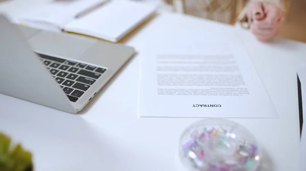 Kadın girişimcinin bir işyerindeki kağıt üzerinde kontrat incelemesi