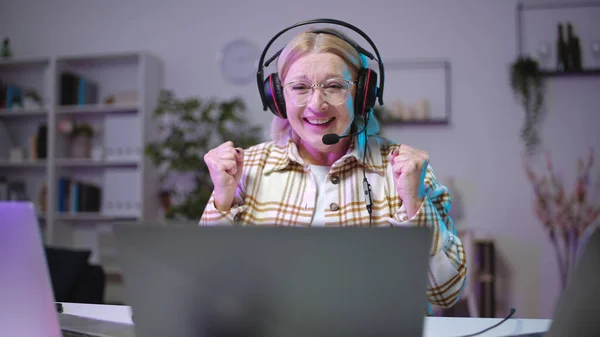 Happy Senior Woman Vídeo Gamer Comemorando Vitória Torneio Online Sucesso — Fotografia de Stock