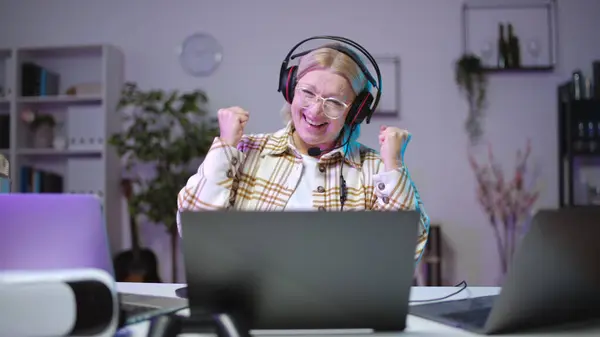 积极的老年妇女赢得电子游戏 在线竞赛 — 图库照片