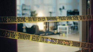 Cinayet soruşturması sırasında polis olay yeri bandına girmeyin.