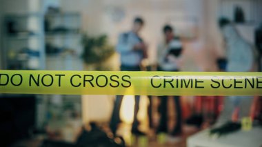 Olay yeri bandını kapatın ve çevreyi emniyete alın ve dedektifler bir cinayet soruşturması yürütüyor.