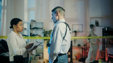 Polis dedektifleri cinayet soruşturması kapsamında olay yerinde çalışıyor. Adli tıp uzmanları da olaya dahil.