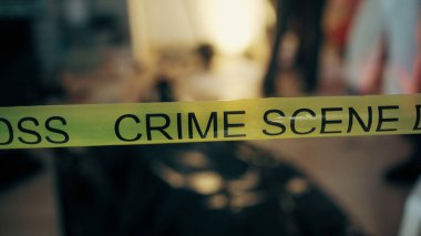 Soruşturma sırasında olay yerindeki kanıtları koruyan sarı bandı geçmeyin.