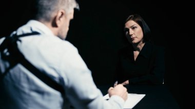 Bir polis memuru, bir kadın kurbanın ya da bir kadının ifadesini yazıyor.