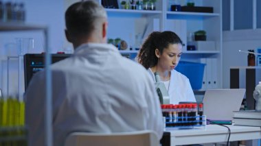 Genetik laboratuvarı bilim adamı sağlık testi sonuçları, hastalık teşhisleri, ilaç geliştirme