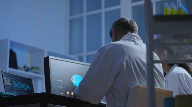 Bilim adamları klinik laboratuvarda MRI teşhisi için modern bilgisayar teknolojisini kullanıyorlar.