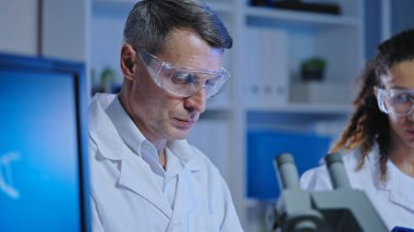 İhracat ve sertifika için kalite kontrol uzmanı numuneleri test ediyor
