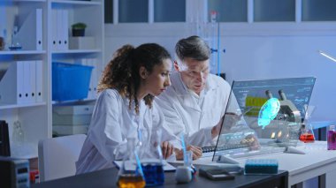 Tıp laboratuarındaki bilim adamları insan beyninin hologramını, bilişsel nörobilimi inceliyorlar.