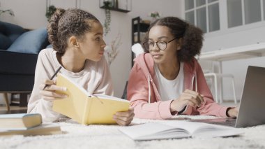 Okul öğrencileri laptopta kompozisyon yazıyorlar, online eğitim, teknoloji