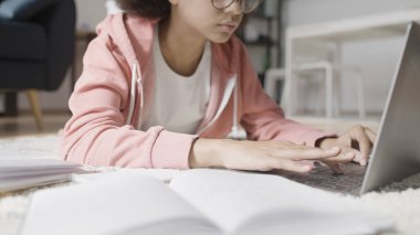 Afrikalı Amerikalı öğrenci çevrimiçi test yapıyor, evde dizüstü bilgisayarda yazıyor, bilgi...