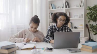 Evde eğitim gören bitkin genç kızlar, okul yönetimi, akademik baskı