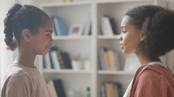 快乐的非裔美国女孩相互凝视 面带微笑 少女时代的友谊 图库图片