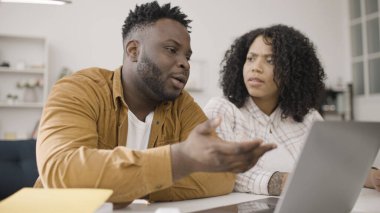 Afrikalı Amerikalı çift, internette buldukları konut seçeneklerinden dolayı şaşkın ve hoşnutsuz.