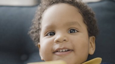 Küçük erkek çocuk ebeveynlerini dinliyor, gülüyor, yetişiyor ve çocuklaşıyor.