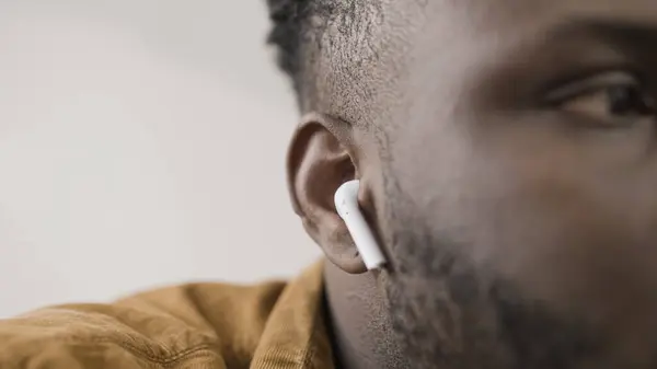 Nahaufnahme Eines Afroamerikanischen Mannes Mit Drahtlosen Ohrhörern Den Ohren Der — Stockfoto