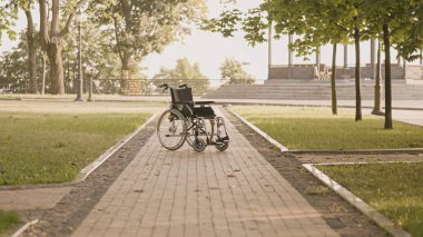 Parkta duran el tekerlekli sandalye, engelli hakları hareketi, rehabilitasyon