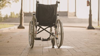 Parkta duran tekerlekli sandalye, yaralanma üstüne rehabilitasyon, iyileşme umudu