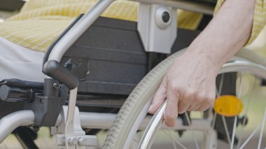 Tekerlekli sandalye kullanan, engelli hakları savunucusu bir kadın.