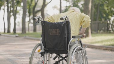 Tekerlekli sandalyeden tek başına kalkmak ve destek alamamak.