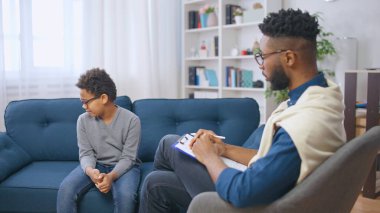 Okulda kötü davranan sorunlu bir çocuğa yardım etmeye çalışan profesyonel bir psikolog.