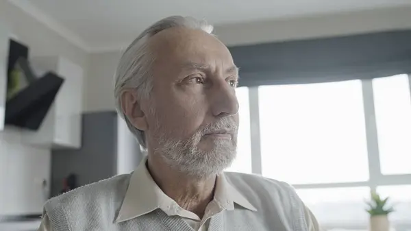 Olgun, gri saçlı, üzgün, yaşlı, rehabilitasyon merkezi