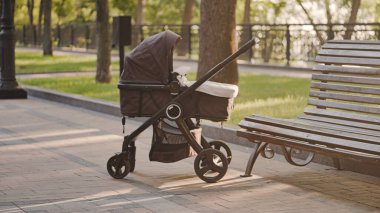 Parkta bebek arabası, aile planlaması, doğum hazırlığı, doğurganlık yaşı