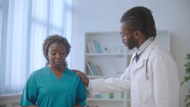 Afro-Amerikalı doktor, kadın hemşireyi iyi iş çıkardığı için övüyor, hastane personeli...