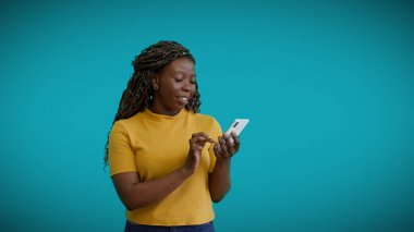 Akıllı telefon uygulaması ve kurye ile sosyal ağa fotoğraf yükleyen Afrikalı kadın