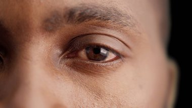 Siyah arka planda kameraya bakan Afrikalı erkek, uluslararası çeşitlilik