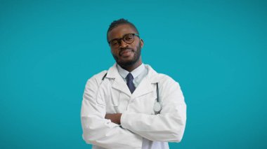 Steteskoplu kendine güvenen bir doktor, profesyonel bir doktor.