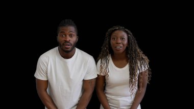 İnanılmaz bir adam ve kadın kameraya bakıyor, şok edici bir satış, Kara Cuma promosyonu.