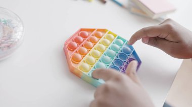 Zenci oyuncağı oynayan çocuk, boş zamanı, stres atağı, hiperaktivite