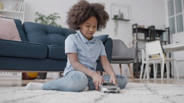 Oyuncak arabayla oynayan mutlu bir kız, çocuk oyuncaklarında cinsiyet klişelerine hayır.