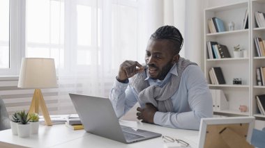 Dil öğretmeni ses telaffuzunu açıklıyor, çevrimiçi fonik öğretiyor