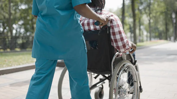 护士推轮椅 病人在户外 医疗护理 免版税图库图片