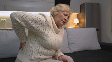 Sırt ağrısı, böbrek iltihabı ya da nefrolojiyle ilgili sorunları olan yaşlı bir kadın.