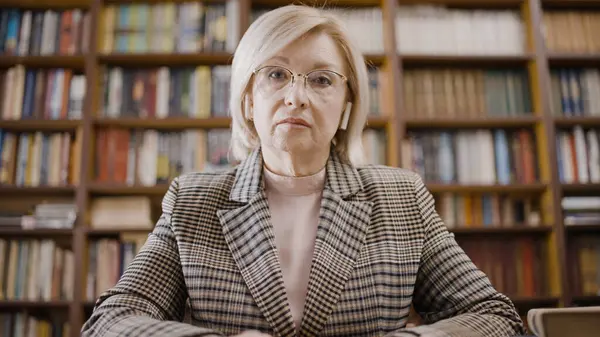 Portrait Femme Confiante Élégante Enseignante Scientifique Bibliothécaire Dans Son Bureau Image En Vente