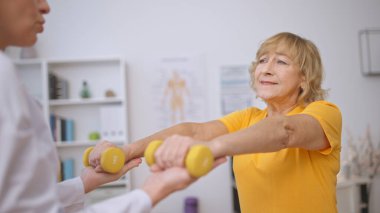 Üst düzey bir kadın hasta, klinikteki rehabilitasyon süresince zorluklara katlanır.