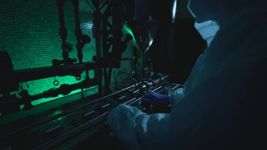 Tehlikeli testler sırasında nükleer reaktör tüplerindeki basıncı kontrol eden düğmeleri çalıştıran kişi