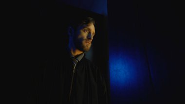 Tehlikeli bir manyak, bir cinayet girişiminde bir kurbanı boğmak için bir daireye girer.